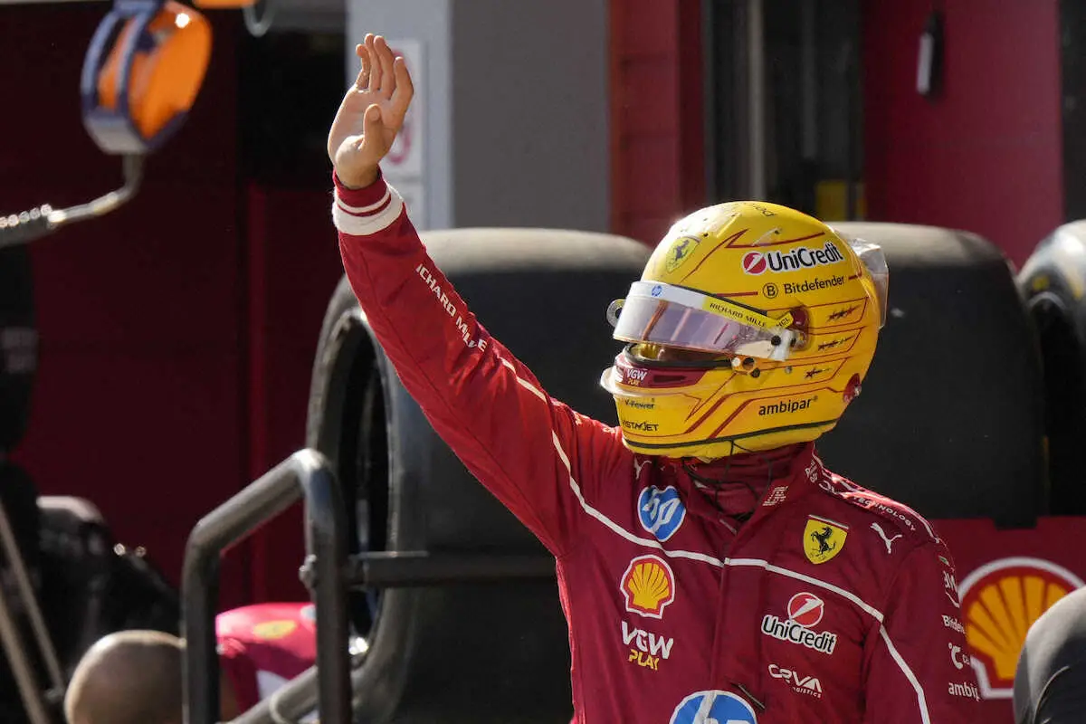 【画像・写真】Q2で敗退したフェラーリのハミルトンはファンに手を振る（AP）