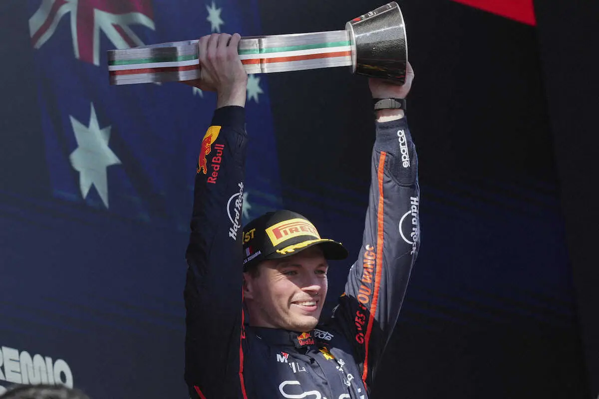 【画像・写真】今季2勝目のフェルスタッペンは表彰台でトロフィーを掲げる（AP）