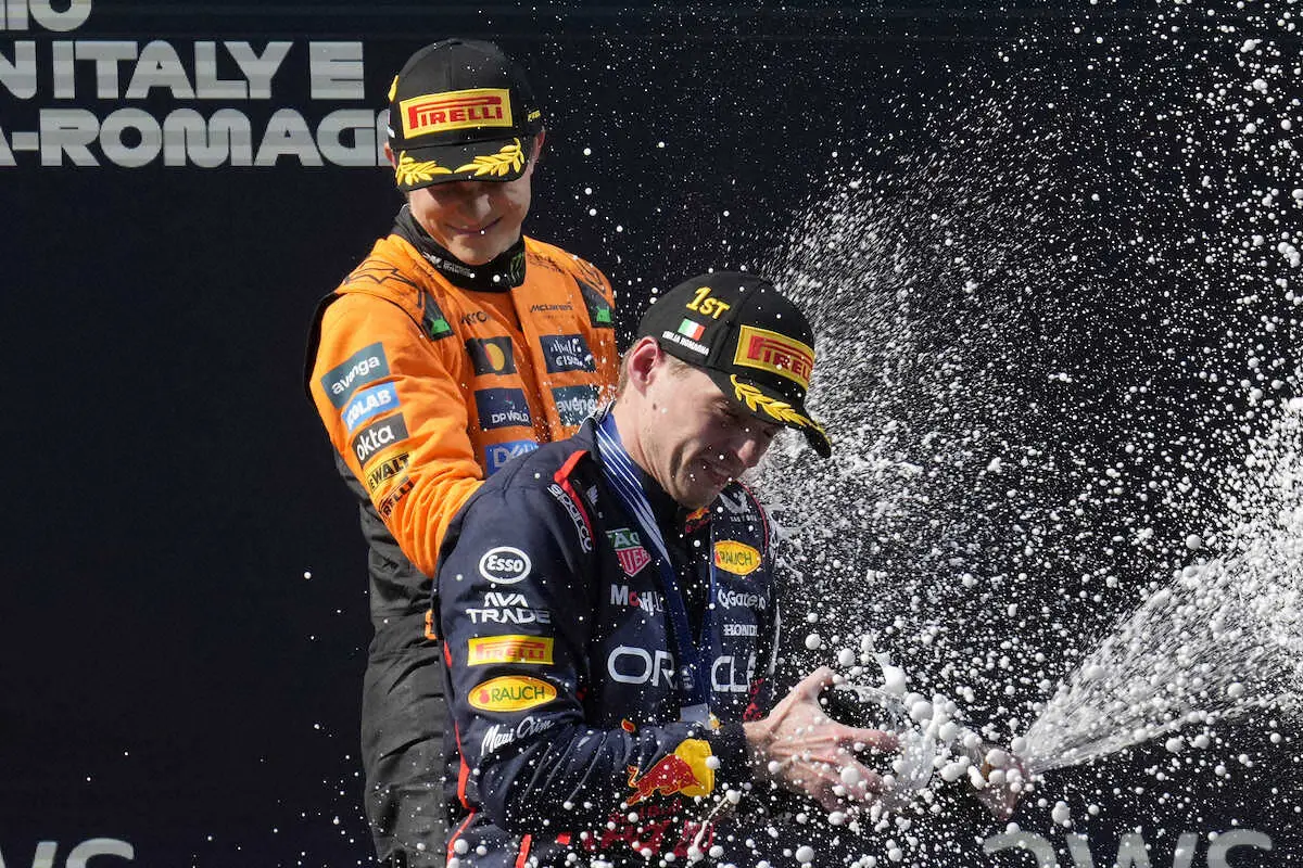 【画像・写真】シャンパンファイトでフェルスタッペン（手前）はピアストリから手洗い祝福を受ける（AP）