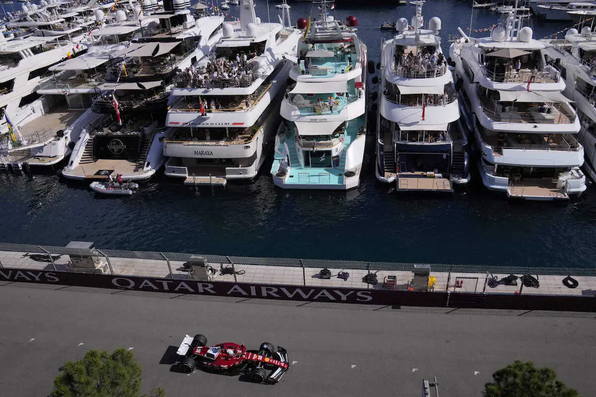 【画像・写真】船上で観戦するファンの前を走行するフェラーリのルクレール（AP）