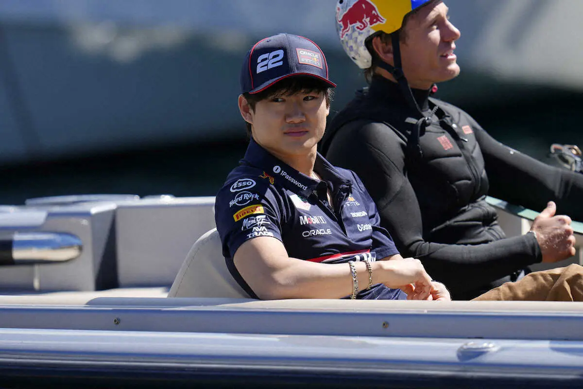 【画像・写真】ボートでパドック入りする角田佑毅（AP）