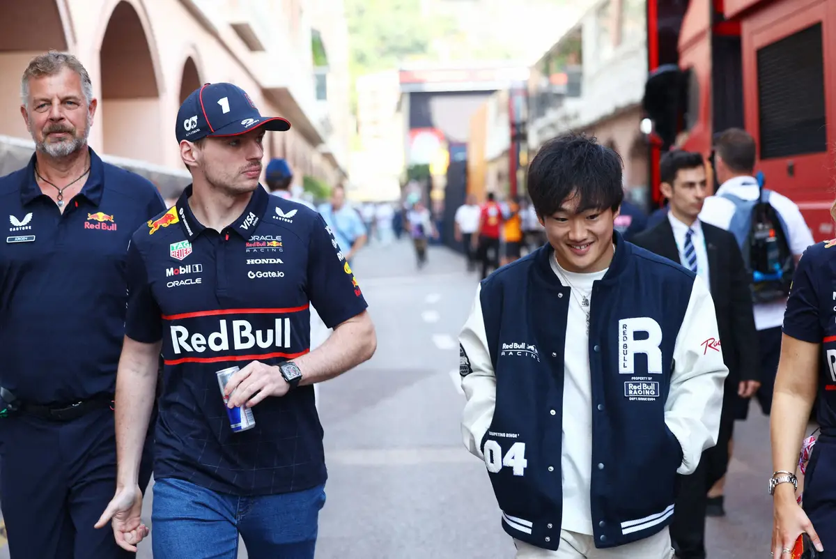 【画像・写真】角田裕毅（右）はフェルスタッペンらとパドック入りする（ロイター）