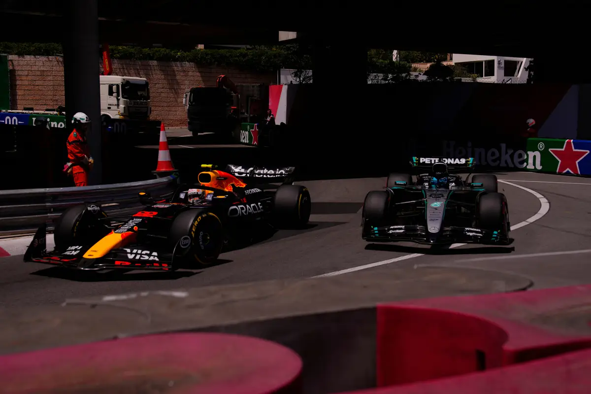 【画像・写真】レッドブルの角田裕毅（左）はメルセデスのラッセルとコースを走行（AP）