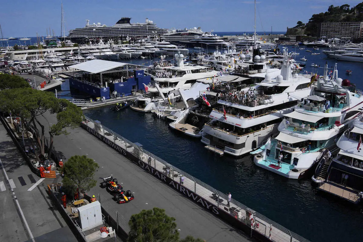 【画像・写真】船上から観戦するファンの前を走行するレッドブルの角田裕毅（AP）