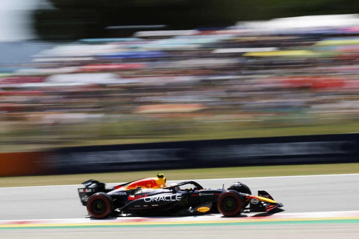 【画像・写真】カタルーニャ・サーキットを走行するレッドブルの角田裕毅のマシン（AP）