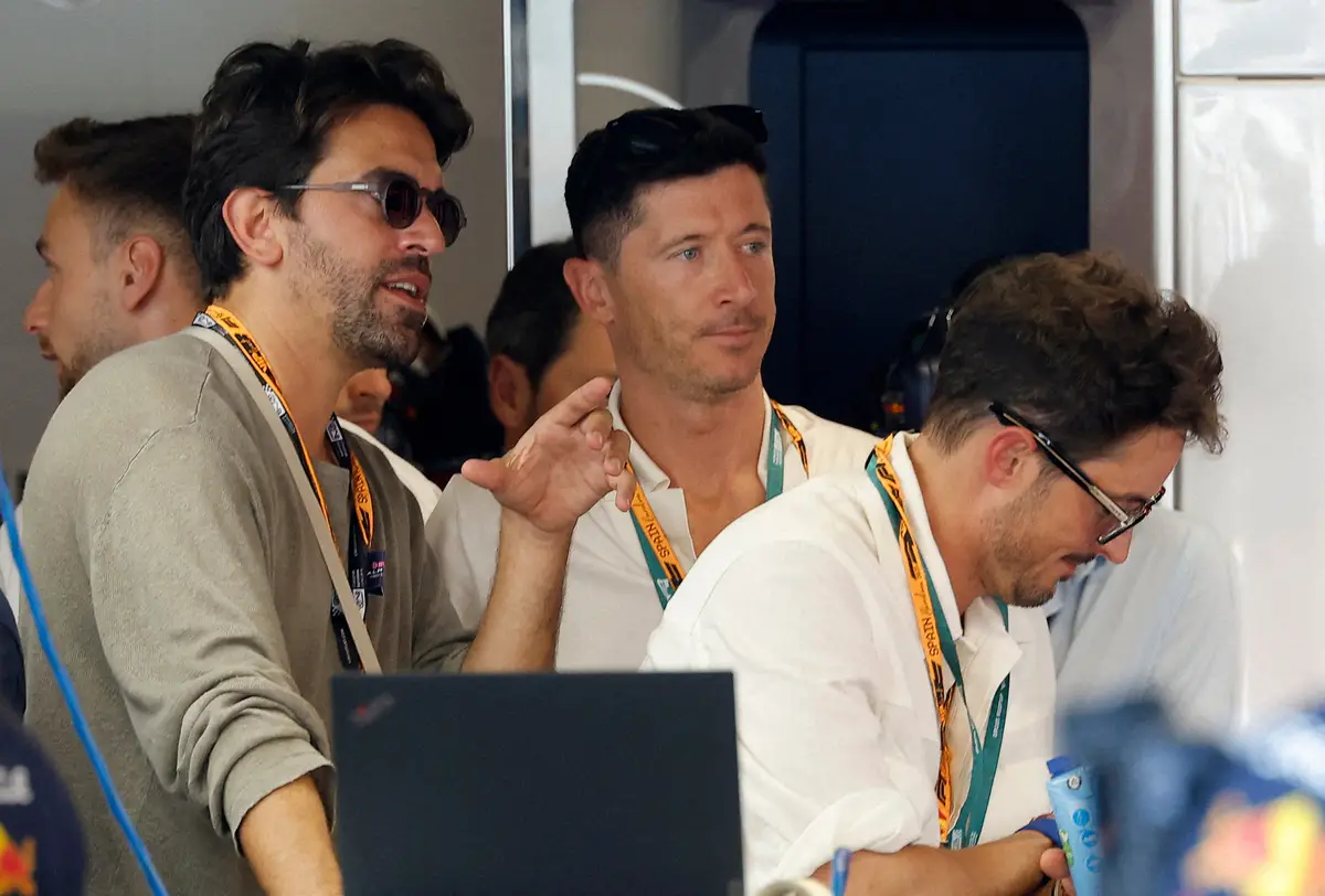 【画像・写真】スペインGPを観戦に訪れたバルセロナのFWレバンドフスキ（中央）（ロイタ－）