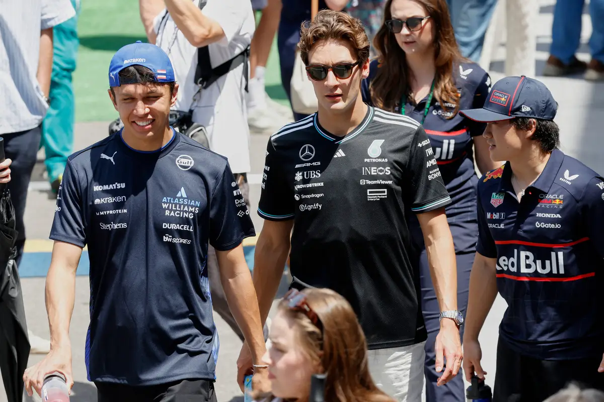 【画像・写真】（右から）レッドブルの角田裕毅、メルセデスのラッセル、ウィリアムズのアルボン（AP）