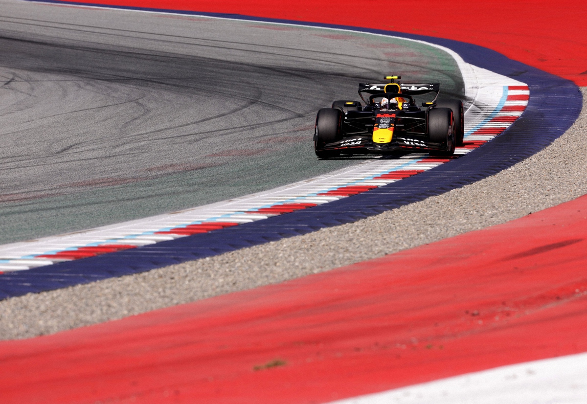 レッドブルのホームコースを走行する角田裕毅（ロイター）