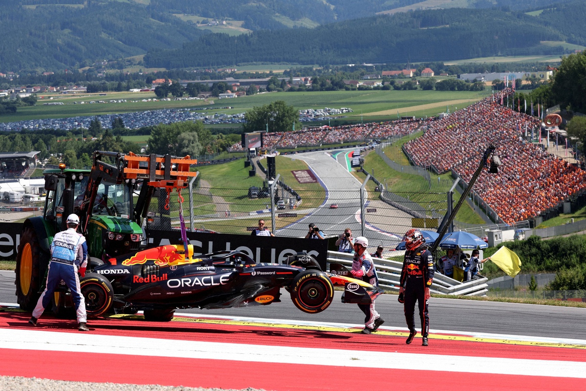 リタイアとなり、コース上から運ばれるマシンを見つめるレッドブルのフェルスタッペン（ロイター）