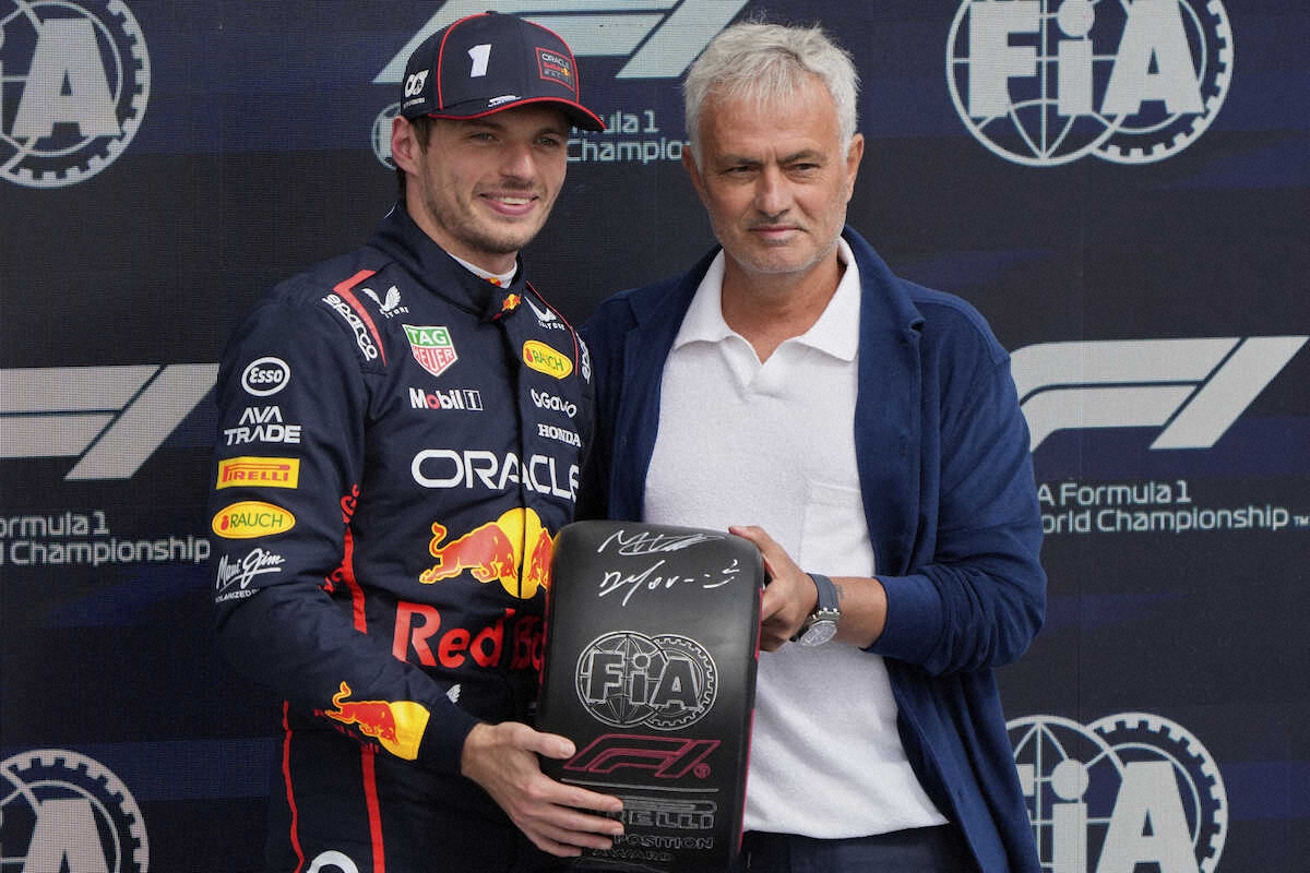 PPを獲得したレッドブルのフェルスタッペン（左）はトルコ1部フェネルバフチェのモウリーニョ監督から表彰を受ける（AP）