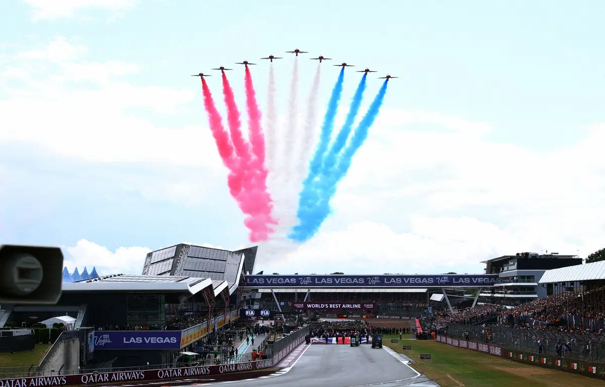 【画像・写真】シルバーストーン・サーキットの上空を飛行する英王立空軍のエアロバティックチーム（ロイター）