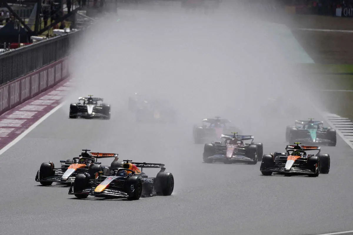 【画像・写真】フェルスタッペンを先頭に水しぶきを上げながら各車がスタートする（AP）