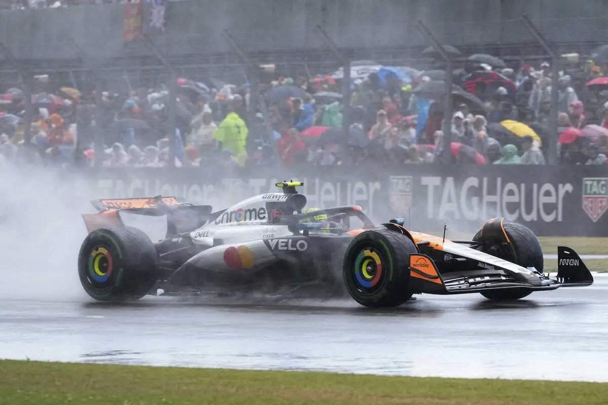 【画像・写真】水しぶきを上げながら走行するマクラーレンのランド・ノリス（AP）