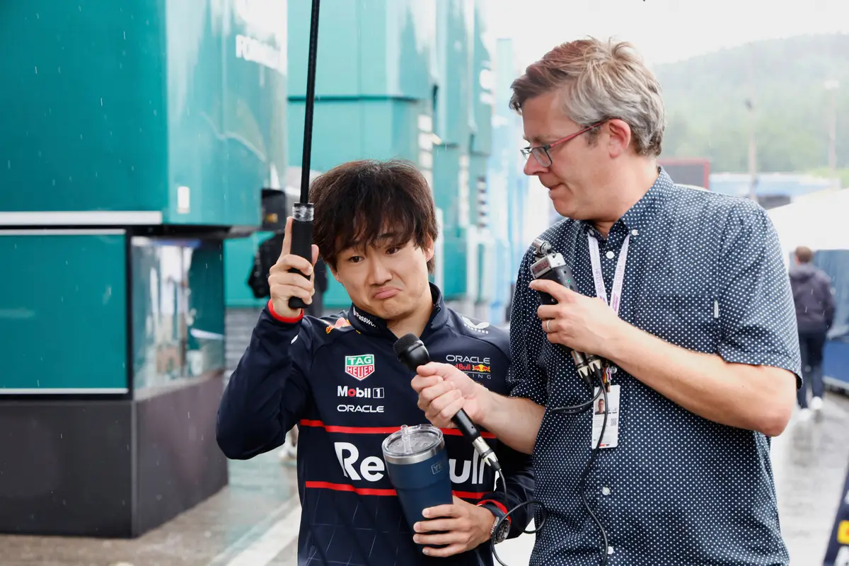 【画像・写真】24日にインタビューを受けながらサーキット入りする角田裕毅（AP）