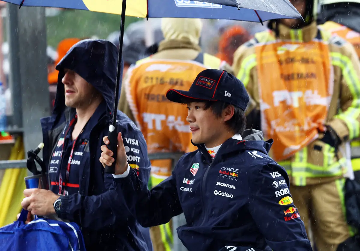 【画像・写真】傘を差してマシンへ向かうレッドブルの角田裕毅（ロイター）