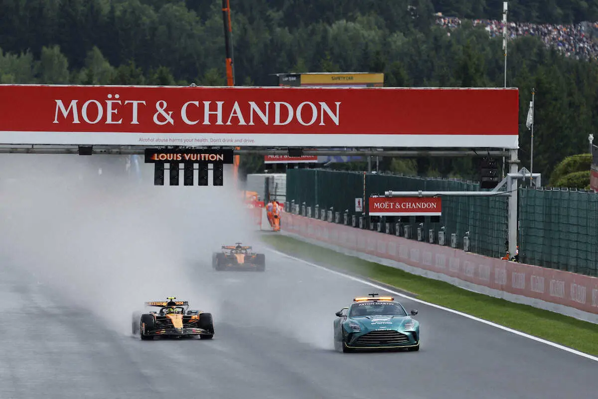 【画像・写真】水しぶきが上がる中、セーフティーカー先導でレースがスタート。左はマクラーレンのノリス（AP））