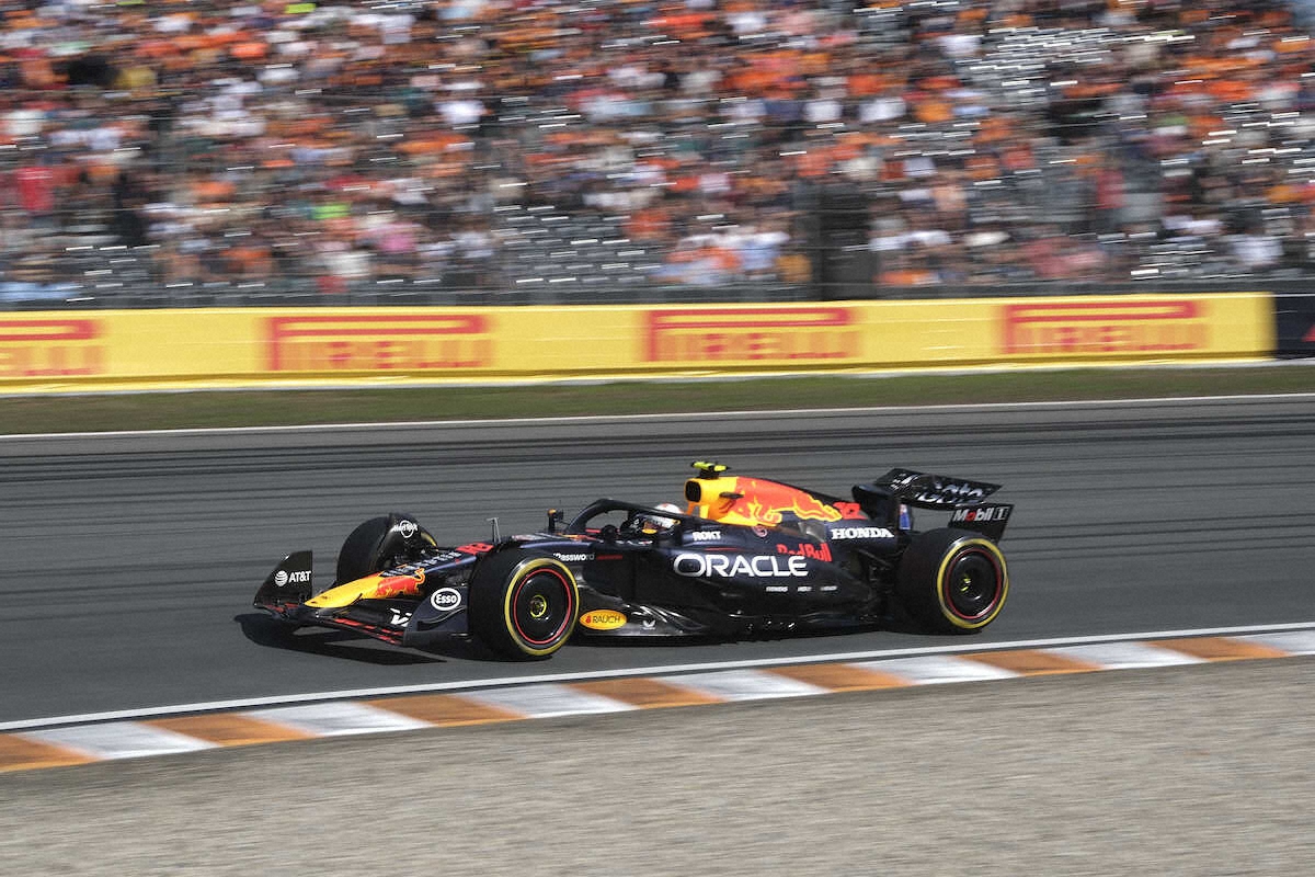 走行する角田裕毅のマシン（AP）