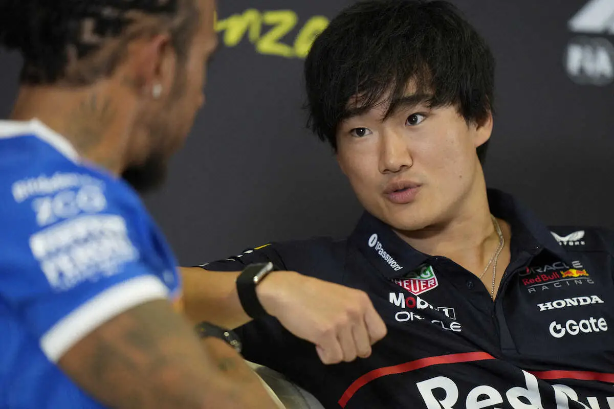 【画像・写真】4日の公式会見で角田裕毅（右）はフェラーリのハミルトンと話す（AP）