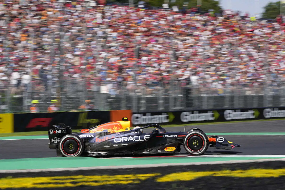 【画像・写真】モンツァ・サーキットを走行する角田裕毅のマシン（AP）