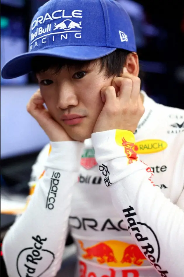 【画像・写真】スプリントレースを待つ角田裕毅（レッドブルレーシングの公式X＝@redbullracing＝より）