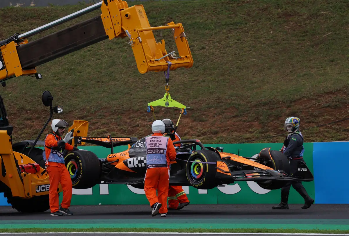 【画像・写真】クラッシュしたピアストリのマシンが回収される（ロイター）