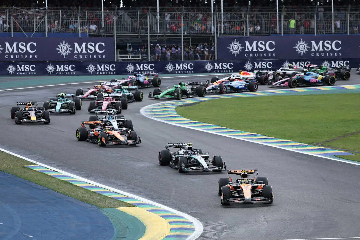 【画像・写真】隊列の先頭を走るマクラーレンのノリス（AP）