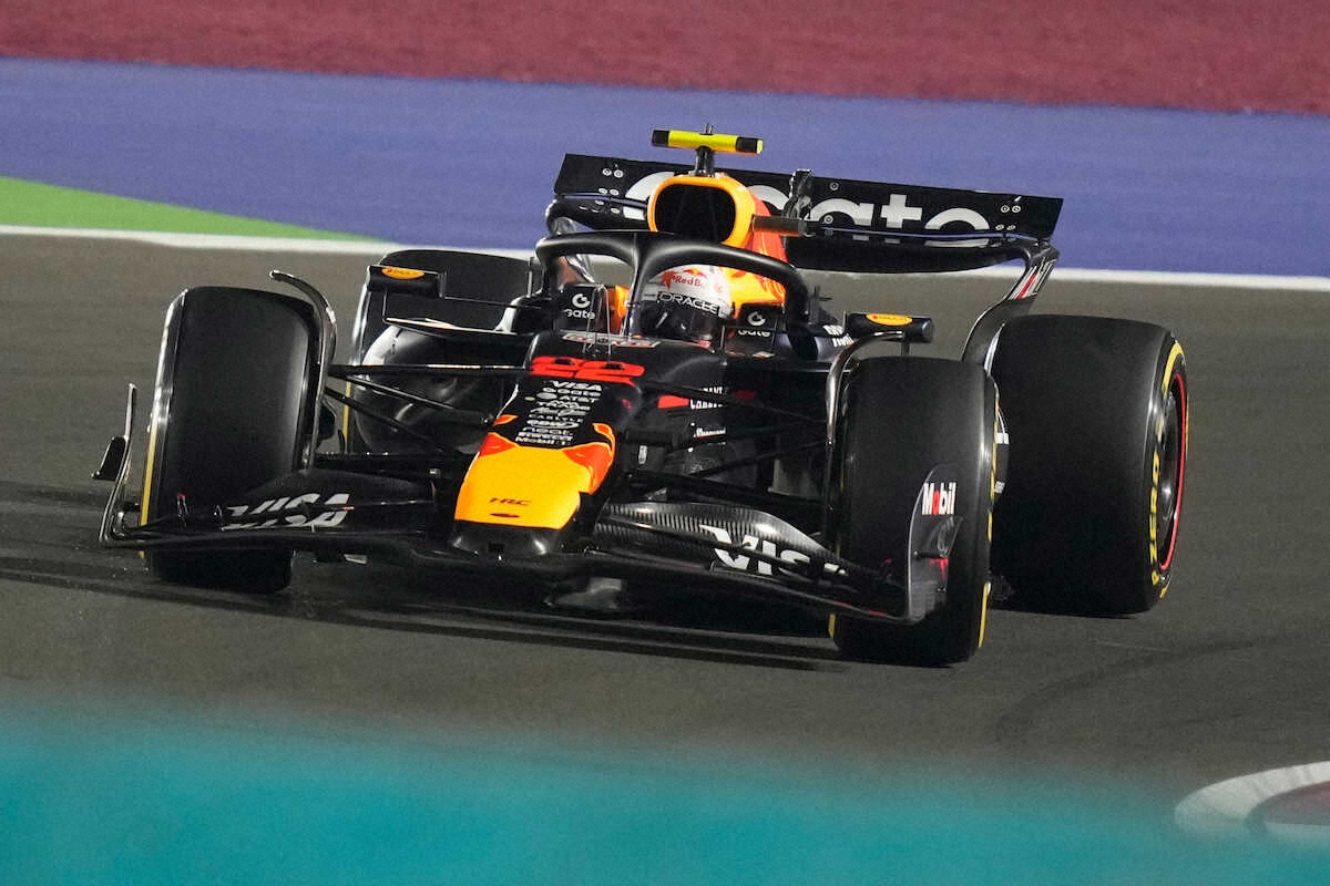 スプリント予選を走行する角田裕毅のマシン（AP）