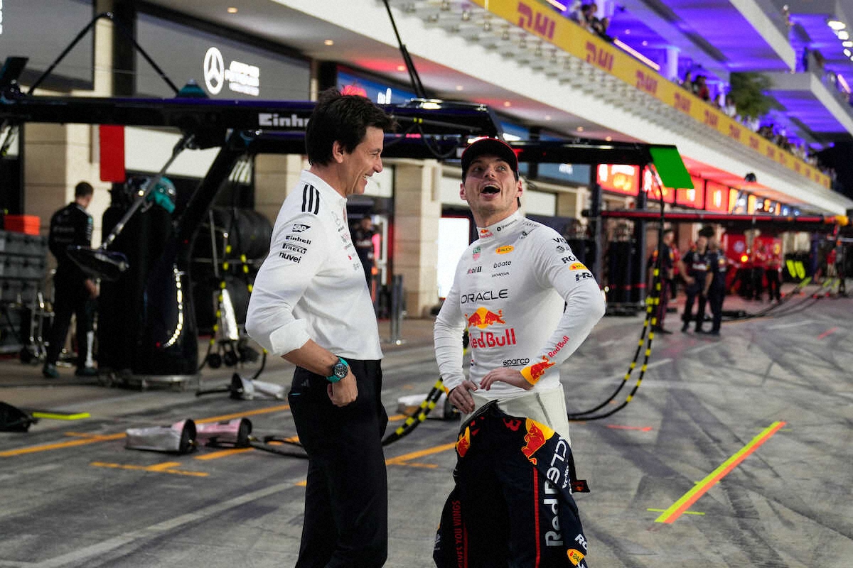 フェルスタッペン（右）とメルセデスのウォルフ代表はスタート前に意味深な会話？（AP）
