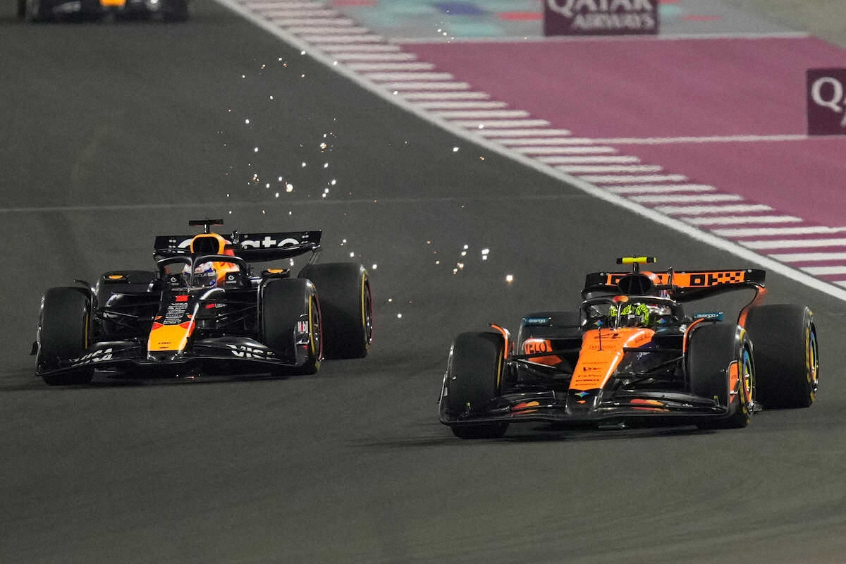 競り合うマクラーレンのノリス（右）とレッドブルのフェルスタッペン（AP）