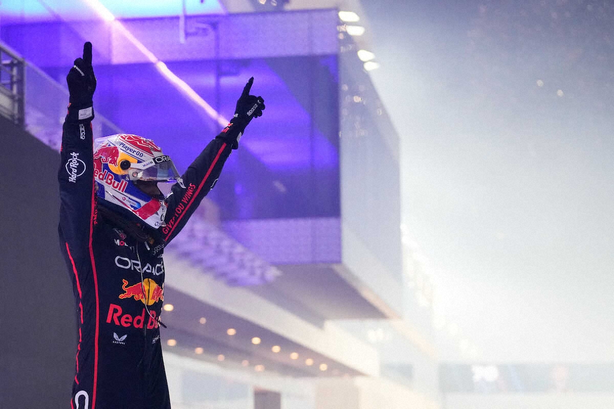 優勝を飾り両手を突き上げるレッドブルのフェルスタッペン（AP）