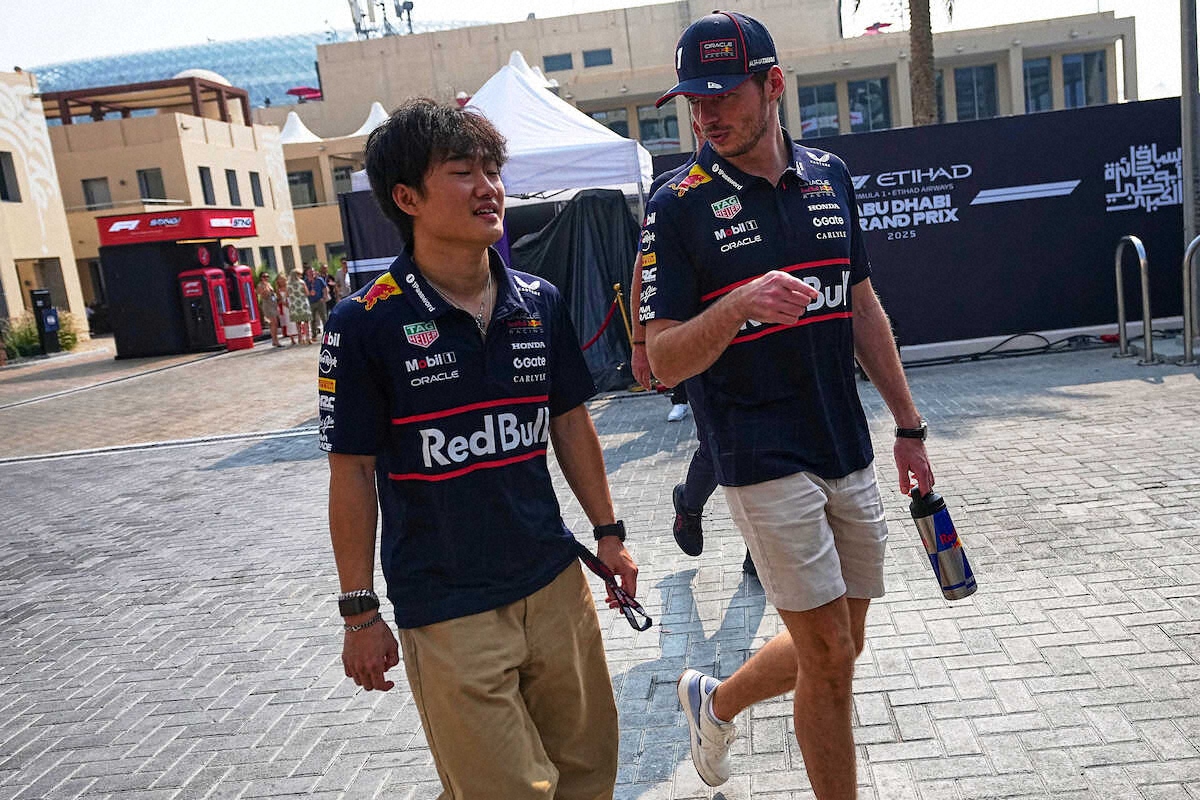 角田裕毅（左）はフェルスタッペンと談笑しながらサーキット入り（AP）