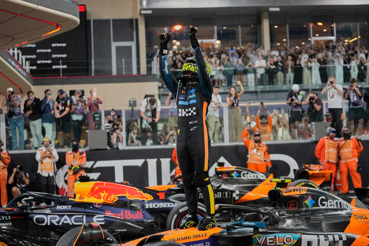 初の年間王者に輝いたマクラーレンのノリスはマシンの上で両腕を突き上げる（AP）