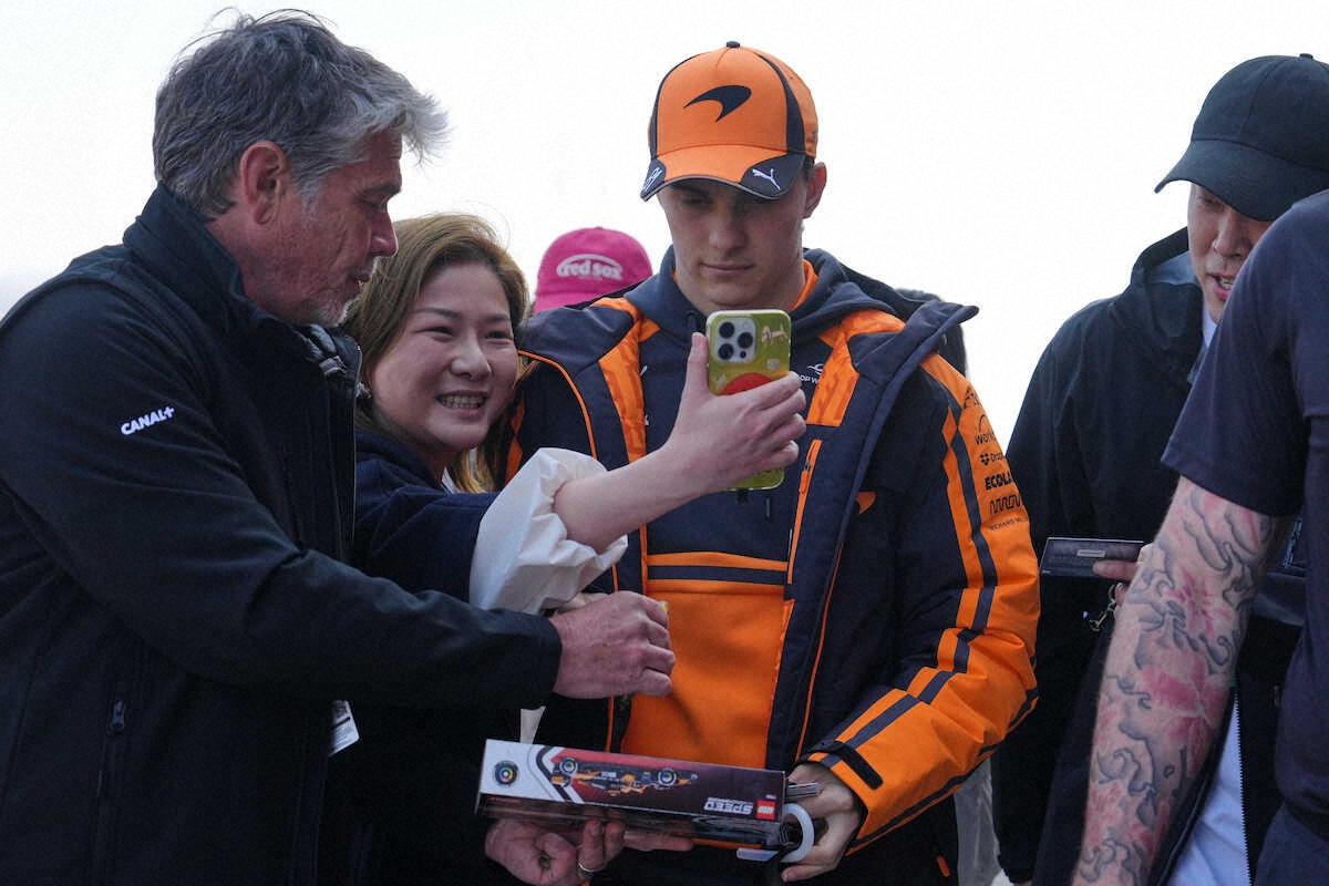 マクラーレンのピアストリに撮影を迫るファン（AP）