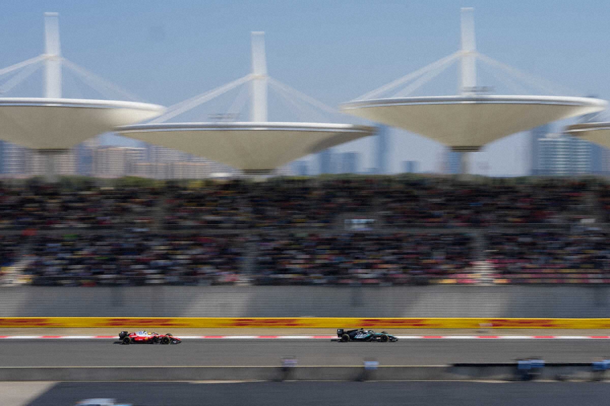 メルセデスのラッセル（右）がフェラーリのハミルトンの前を走行する（AP）