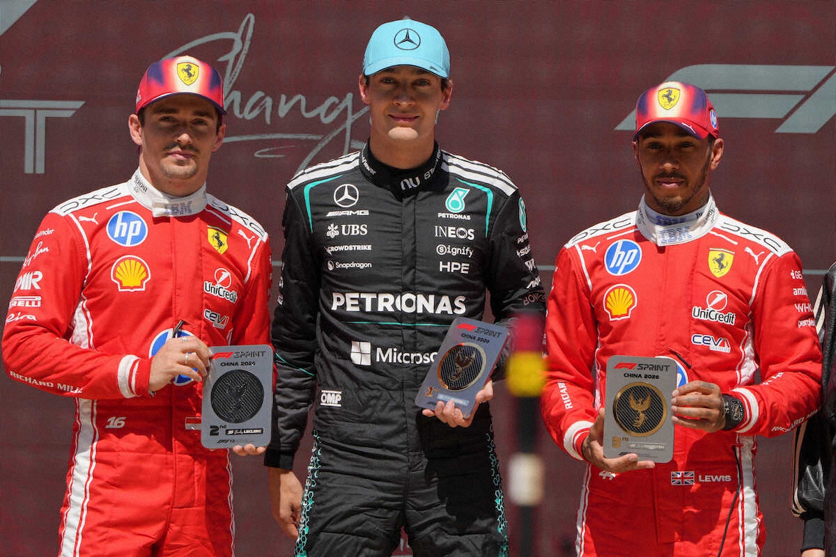表彰台の（左から）2位ルクレール、優勝したラッセル、3位のハミルトン（AP）