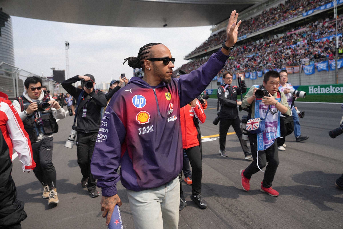 フェラーリのハミルトンは上海でも大人気（AP）