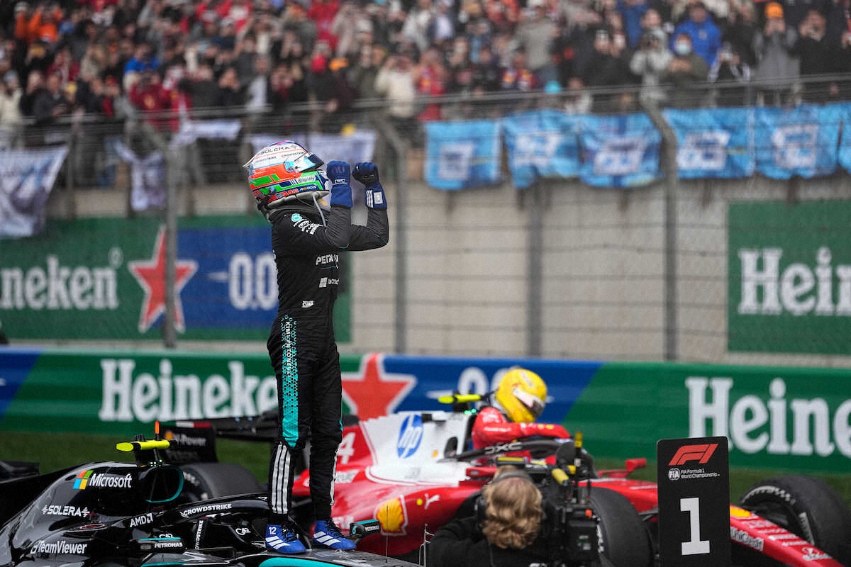 F1初優勝を飾り、マシンの上で喜ぶメルセデスのアントネッリ（AP）