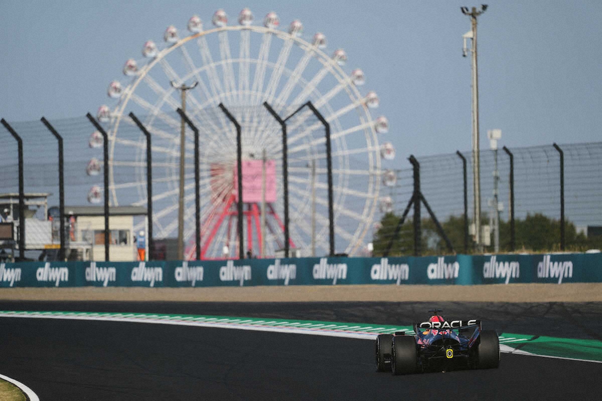 鈴鹿サーキットを走行するレッドブルのフェルスタッペン（AP）