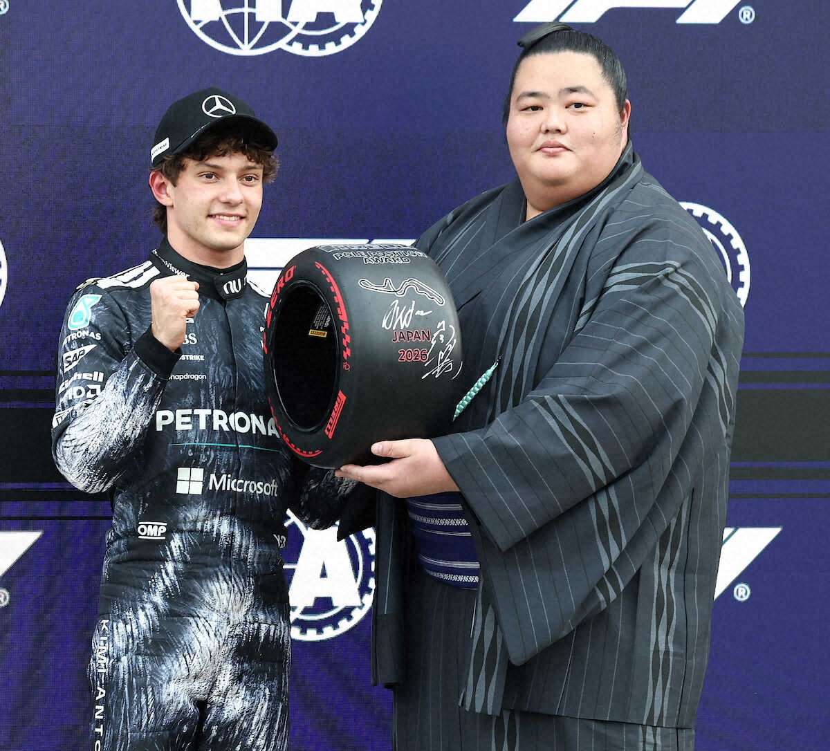 ＜F1日本GP　予選＞予選トップタイムをマークし、琴桜（右）からピレリ・ポールポジション・アワードをうけとるメルセデス・アントネッリ（撮影・岸　良祐）