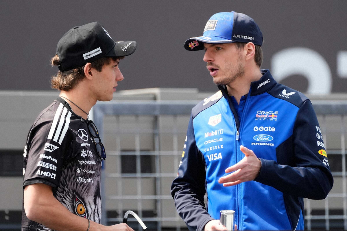 レース前に話すレッドブルのフェルスタッペン（右）とメルセデスのアントネッリ（AP）