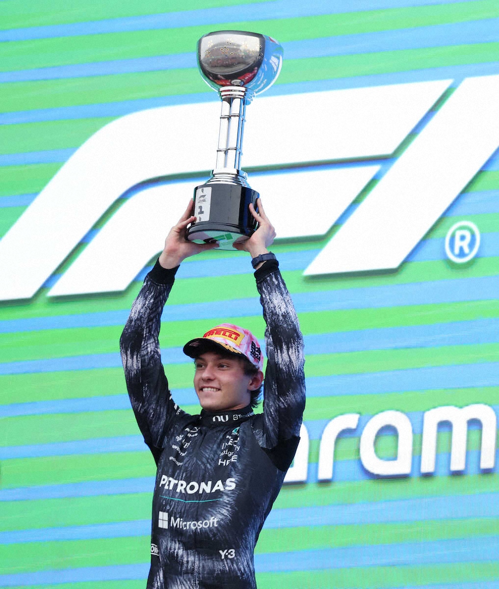 ＜F1日本GP　決勝＞表彰台に立つメルセデス・アントネッリ（1位）（撮影・岸　良祐）
