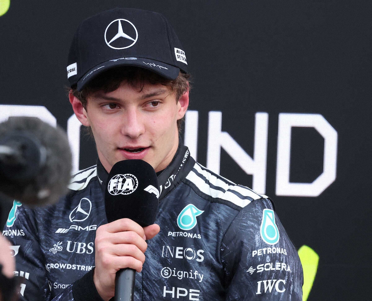 ＜F1日本GP　決勝＞トップでゴールし、インタビューに応じるメルセデス・アントネッリ（撮影・岸　良祐）