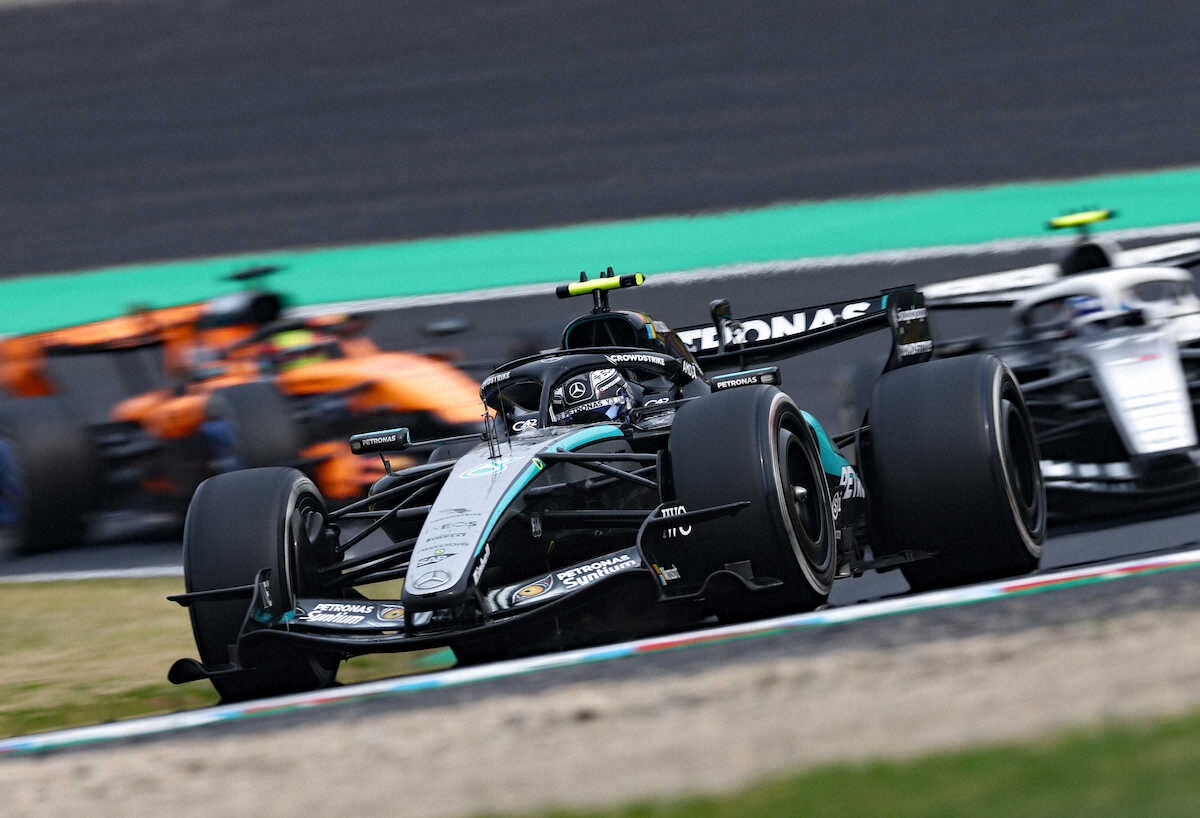 ＜F1日本GP　決勝＞セーフティカーの出動によりトップに立ったメルセデス・アントネッリ（撮影・岸　良祐）