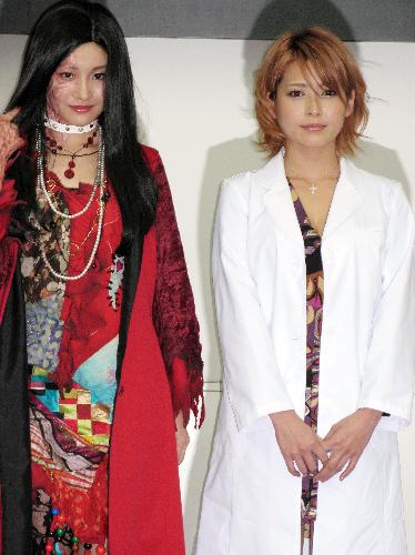 テレビ東京のドラマ「コスプレ幽霊　紅蓮女」の制作発表に特殊メークを施して出席した高部あい（左）。右は夏目ナナ