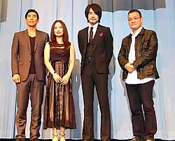舞台あいさつする（右から）中田秀夫監督、主演の松山ケンイチら出演者