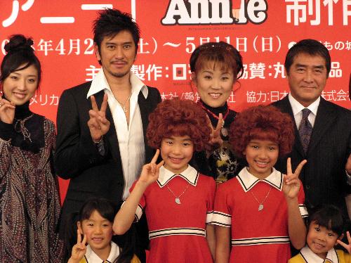 ミュージカル アニー の製作発表に出席した 後列左から 太田彩乃 川崎麻世 山田邦子 目黒祐樹 スポニチ Sponichi Annex 芸能