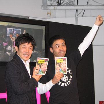 東京・ＨＭＶ新宿でＤＶＤ発売イベントを行ったお笑いコンビ「ペナルティ」のヒデ（左）とワッキー