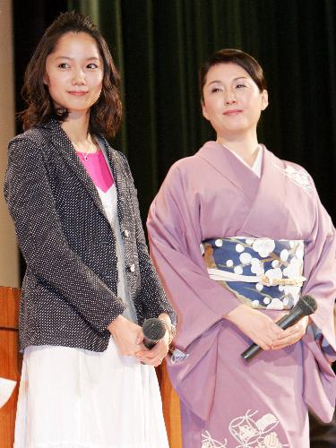 ＮＨＫ大河ドラマで共演する松坂慶子（右）と舞台で笑顔を見せる宮崎あおい