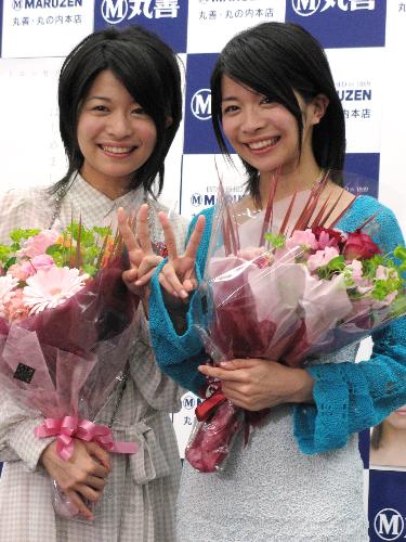 初のフォトエッセー発売イベントで、２２歳の誕生日を祝福された三倉茉奈（左）と佳奈