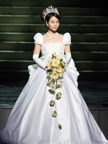 【画像・写真】堀北真希「幸せ」３億円ダイヤの宝冠